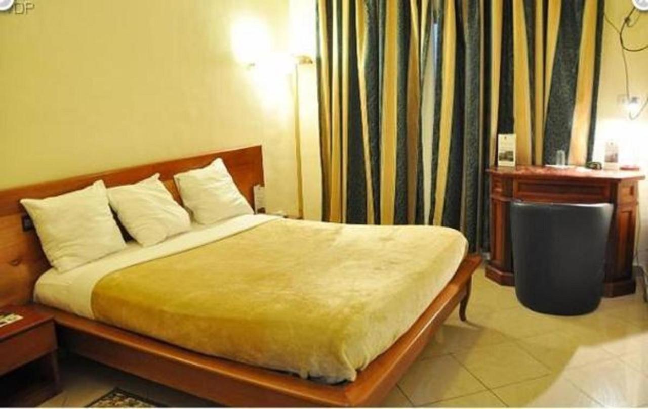 Hotel Vallée Des Princes Douala Exterior foto